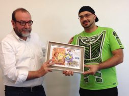 Ricardo Gomes (MSO Eurogames World Champion) gives the Quina d’Ouro 2016 prize for the boardgame <em>Auf den Spuren von Marco Polo</em>